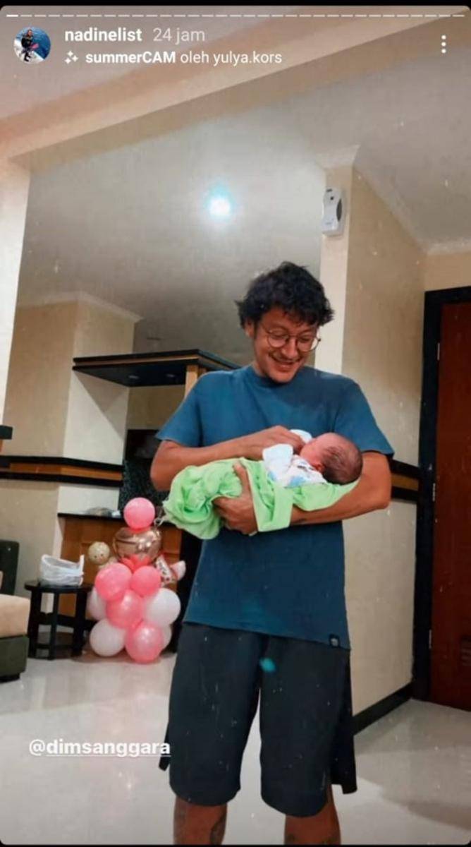 Dimas Anggara momong baby Djiwa (Instagram.com/nadinelist/)