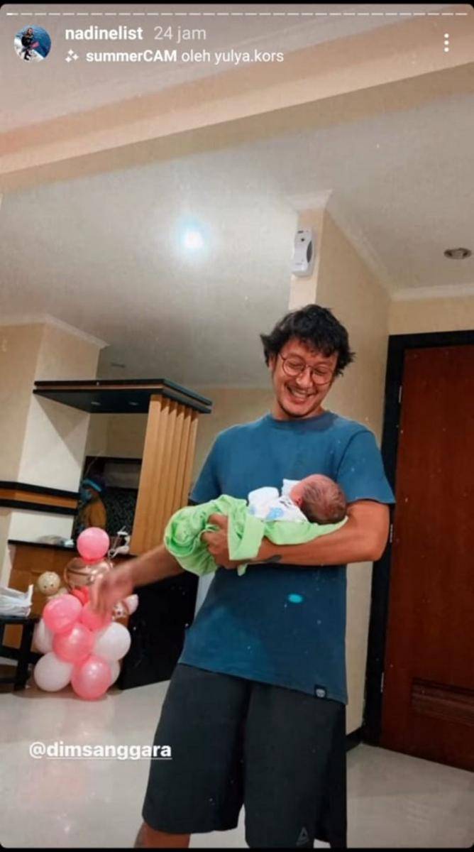 Dimas Anggara momong baby Djiwa (Instagram.com/nadinelist/)