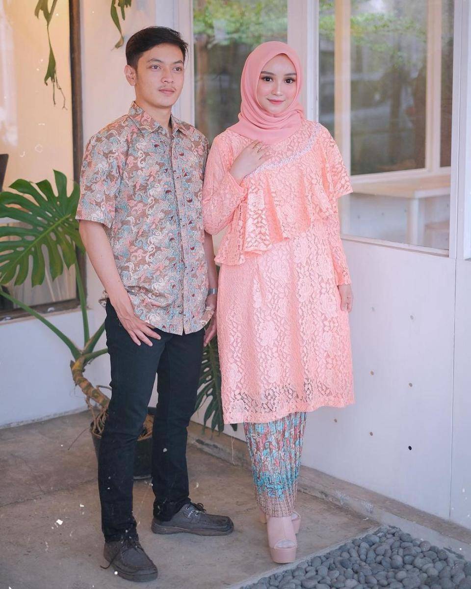OOTD batik couple ala selebgram Nurul Hikmah Febriany (instagram.com/nurulhikmahfebriany)