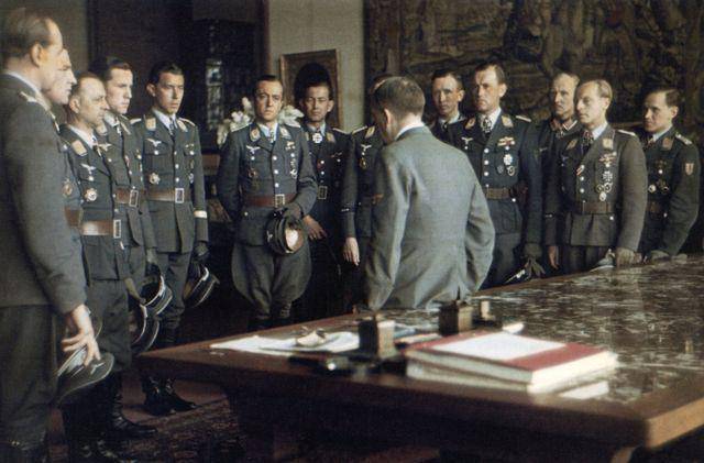 Hitler dikelilingi oleh para Nazi, sebagian besar anggota Luftwaffe, pada tanggal 4 April 1944 di Aula Besar Berghof, dalam rapatnya untuk mengendalikan situasi militer yang semakin dahsyat. (spiegel.de/Walter Frentz Collection)
