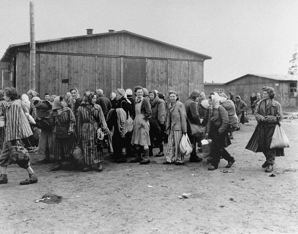 Evakuasi tahanan perempuan dari Bergen-Belsen. (dok. United States Holocaust Memorial Museum)