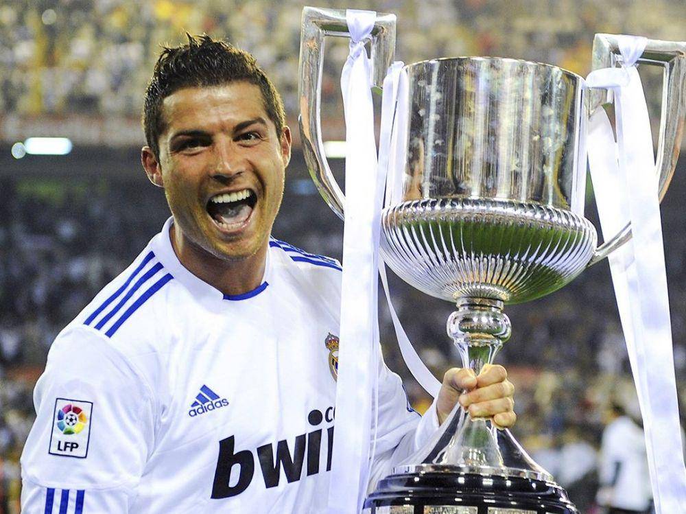 Cristiano Ronaldo mengangkat trofi LaLiga. (twitter.com/brfootball)