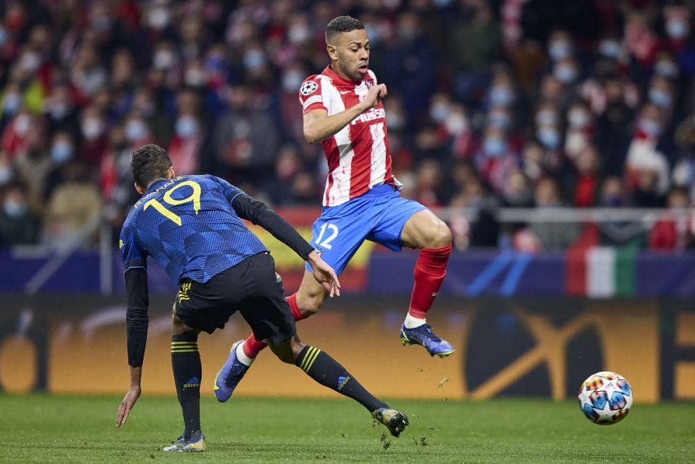 Aksi Renan Lodi dalam pertandingan Atletico Madrid melawan Manchester United di Liga Champions. (twitter.com/Squawka)