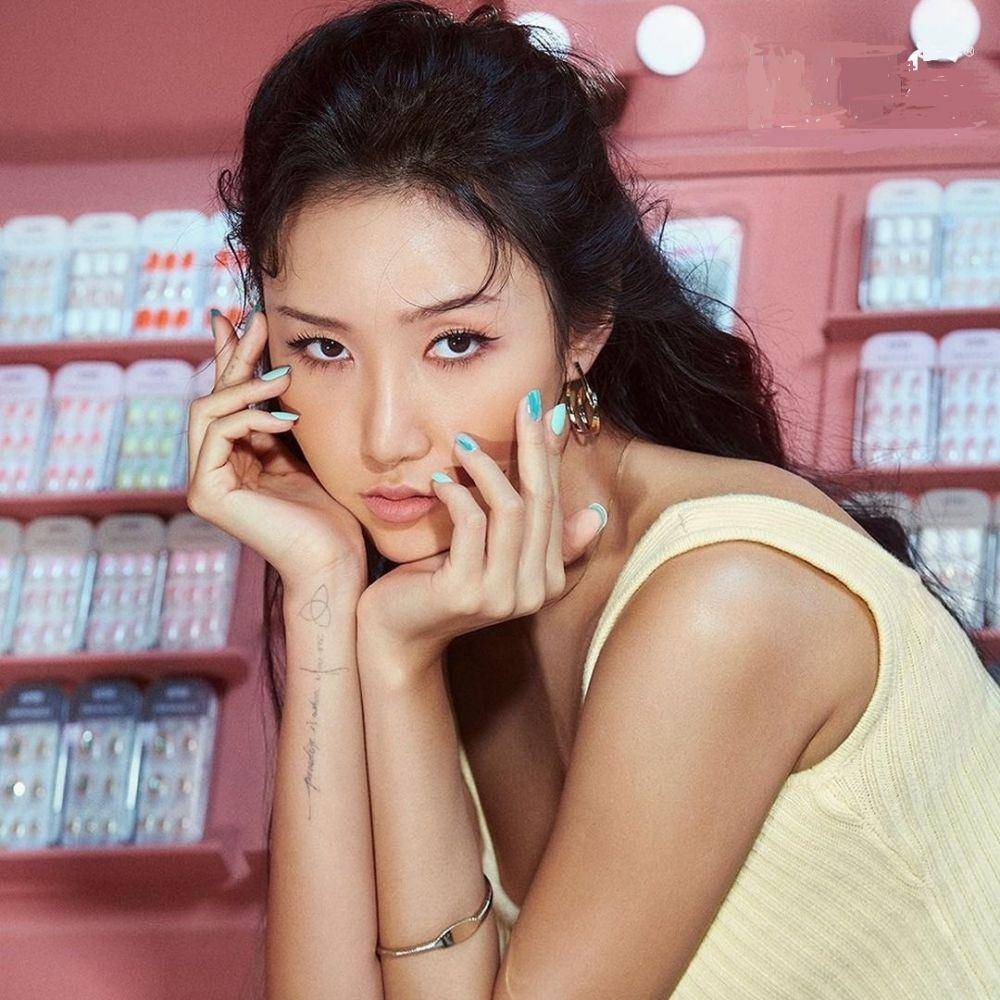 nail art Hwasa Mamamoo (twitter.com/PopnailsK)