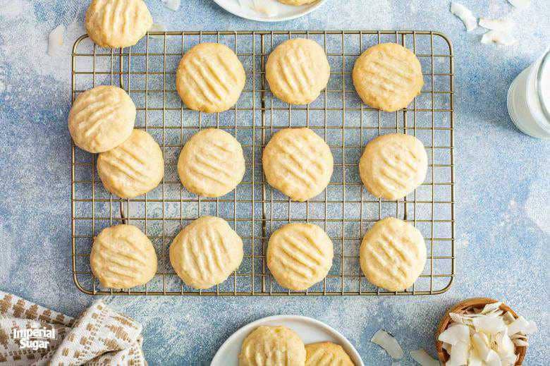 ilustrasi susun coconut cookie di loyang (imperialsugar.com)