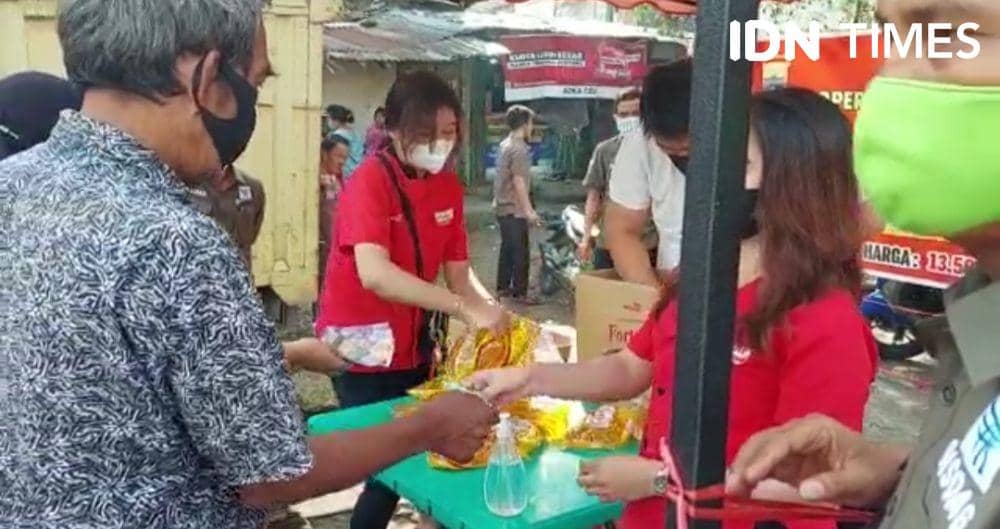 Antre minyak goreng di Palembang (IDN Times/Feny Maulia Agustin)