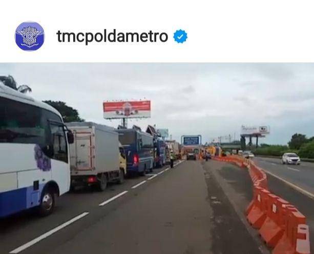 Truk terguling di arah Bandara Soetta/Instagram @tmcpoldametro