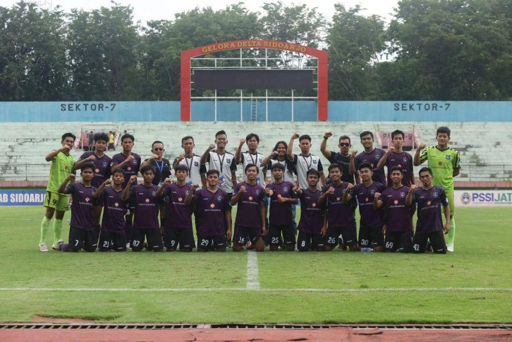 Para pemain dan staf pelatih Gasma Enrekang berpose setelah laga matchday ketiga Grup V babak 32 besar Putaran Nasional Liga 3 2021/22 kontra Deltras FC di Stadion Gelora Delta Sidoarjo, 22 Februari 2022. (Dok. Gasma Enrekang)