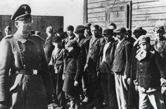 Anak laki-laki di kamp konsentrasi anak-anak Łódź, di mana KZ Dzierżązna. (wikipedia.org)