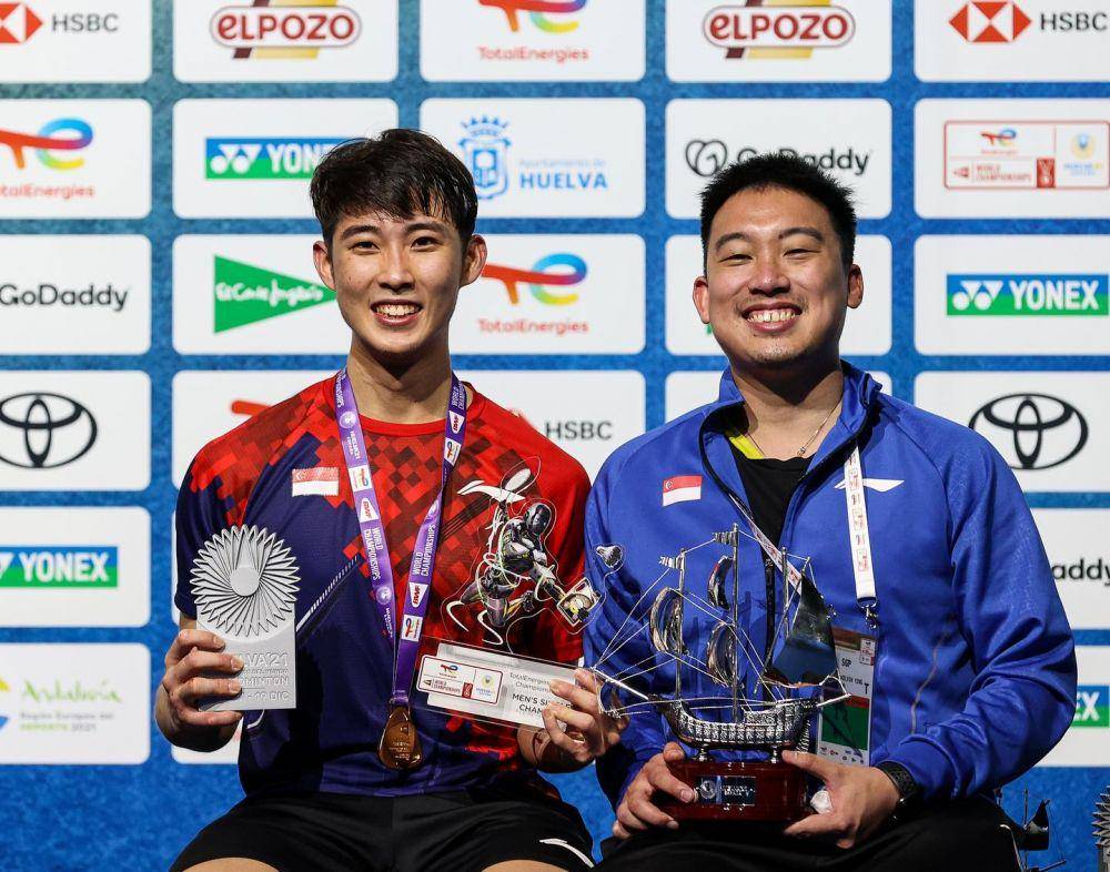 Loh Kean Yew dan pelatih di podium Kejuaraan Dunia 2021 (instagram.com/lohkeanyew)