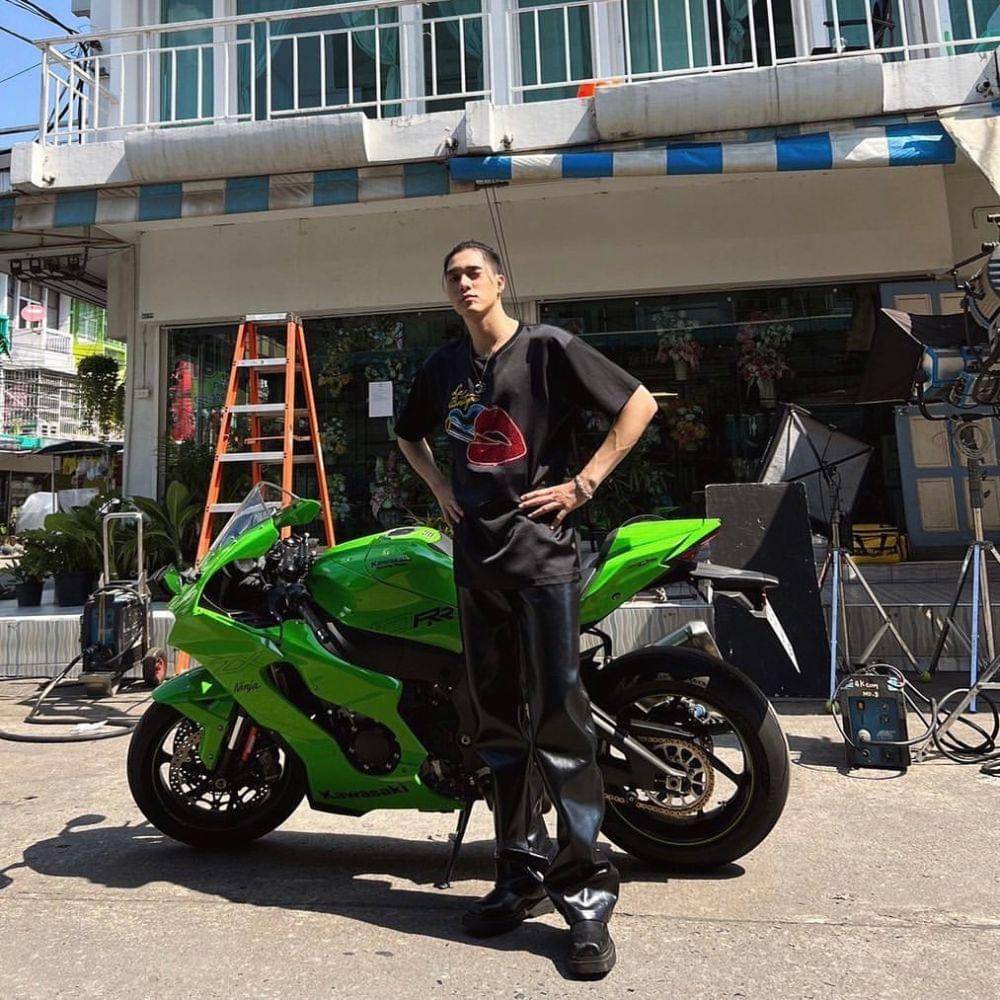 inspirasi outfit jalan-jalan ala Nani Hirunkit. (instagram.com/hirunkit_)