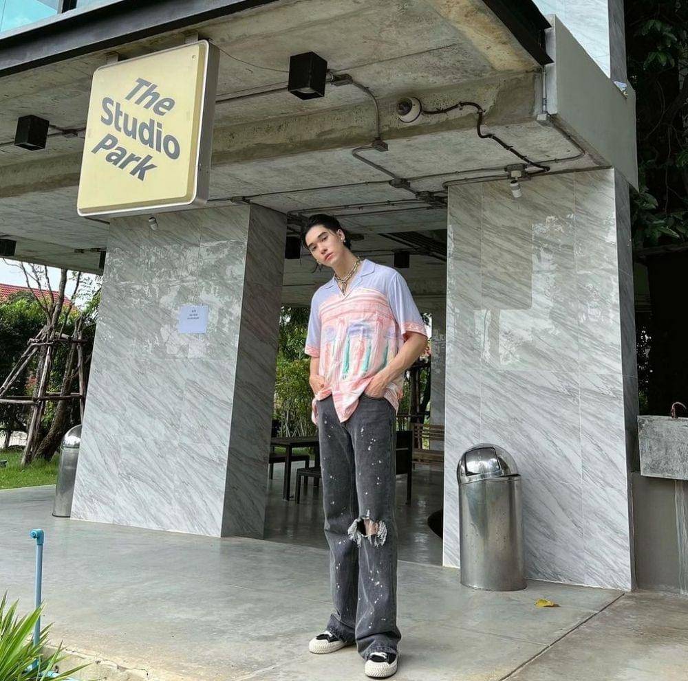 inspirasi outfit jalan-jalan ala Nani Hirunkit. (instagram.com/hirunkit_)