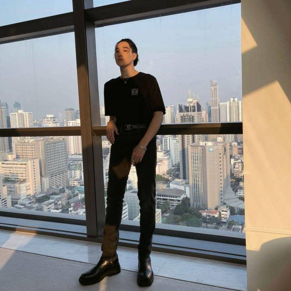 inspirasi outfit jalan-jalan ala Nani Hirunkit. (instagram.com/hirunkit_)