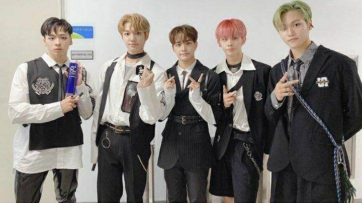 potret MCND dengan penghargaan Soribada Music Awards (instagram.com/mcnd_official)