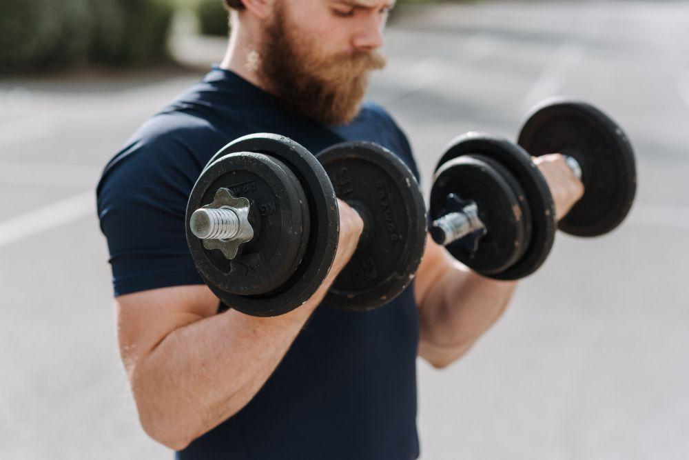 5 Jenis Gerakan Dumbbell Mudah untuk Olahraga di Rumah