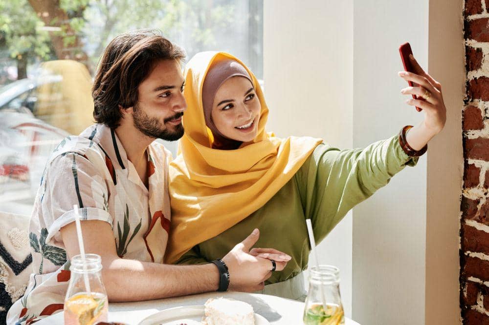 ilustrasi selfie dengan pasangan (pexels.com/August de Richelieu)