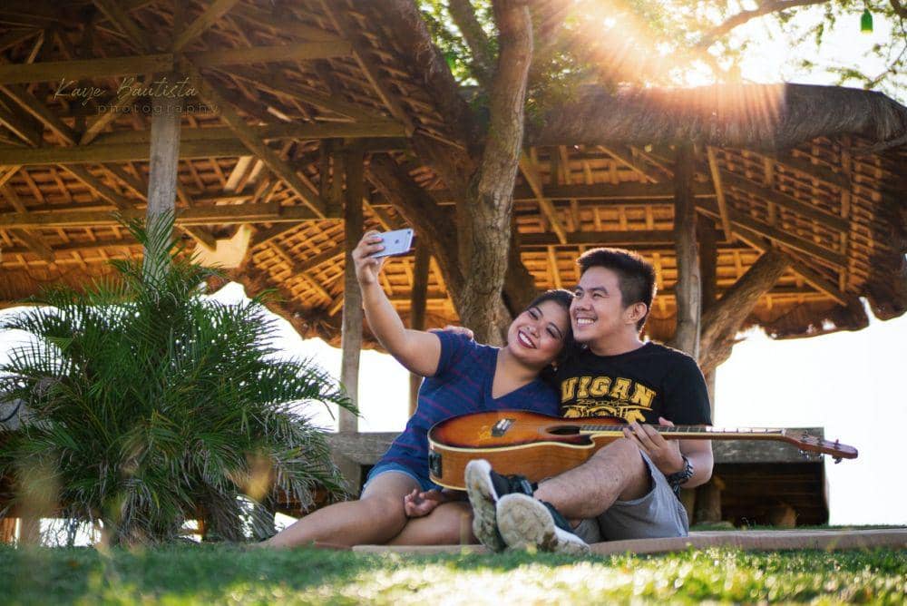 ilustrasi selfie dengan pasangan (pexels.com/Keilah Gepte)