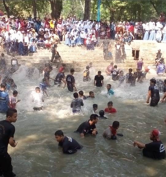Upacara Keduk Beji/ Instagram @kampoengngawi