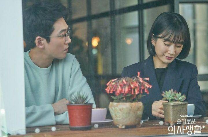 Jung Kyung Ho dan Kwak Sun Young di Hospital Playlist (instagram.com/tvn_drama)