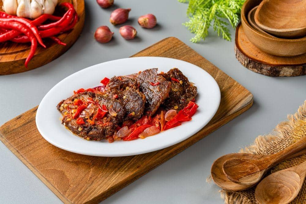 Menu khas Sumatera Barat, dendeng balado (Shutterstock/Michaelnero)