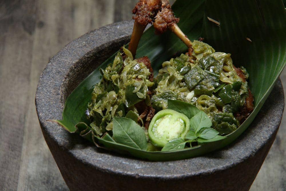 Menu khas Sumatera Barat, itiak lado mudo (Shutterstock/Ariyani Tedjo)
