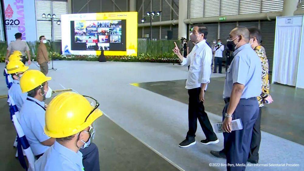 Presiden Jokowi tinjau vaksinasi di kawasan industri PT Komatsu Indonesia (youtube.com/Sekretariat Presiden)