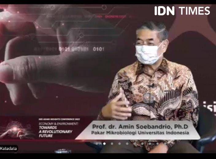 Pakar Mikrobiologi Universitas Indonesia, Prof. dr. Amin Soebandrio, PH,D, dalam acara The Road To Endemic: Finding Normal In New Normal, Kamis (24/2/2022). (IDN Times/Dini Suciatiningrum)