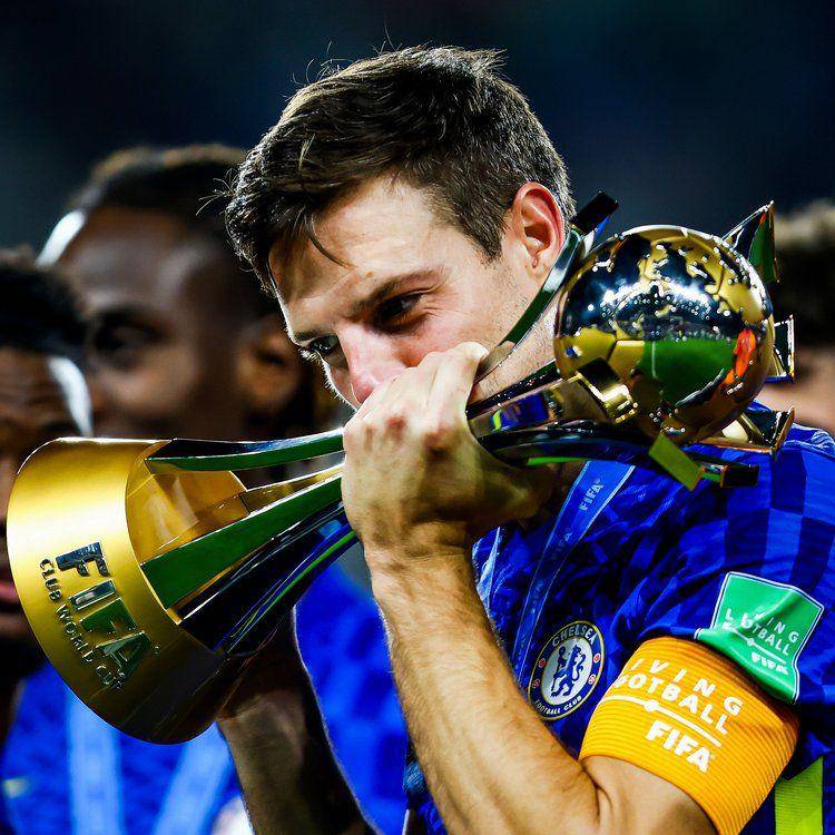 Cesar Azpilicueta mencium trofi Piala Dunia Antarklub. (twitter.com/brfootball.com)