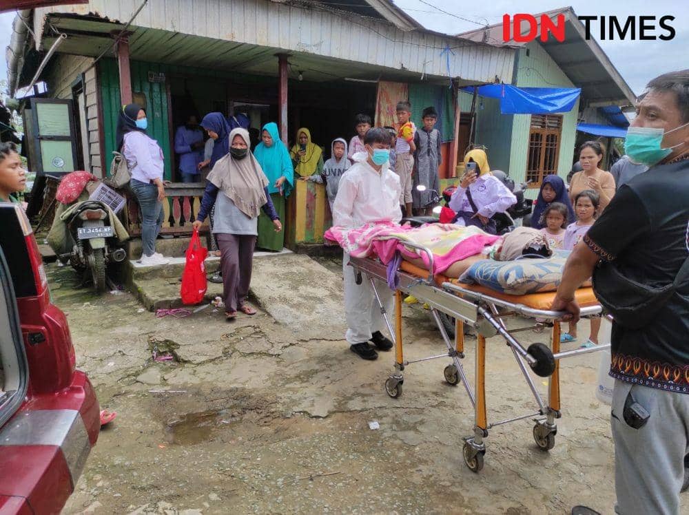 Korban saat dievakuasi dari rumah menuju rumah sakit di Samarinda. 