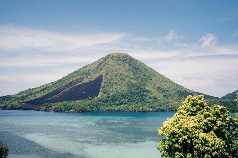 Gunung Api Banda (instagram.com/exoticmalukutourism)