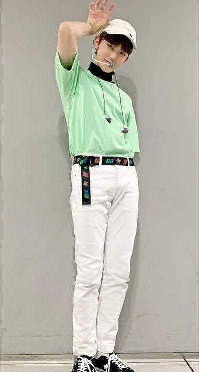 outfit warna cerah member TXT (instagram.com/txtoutfitstyle)