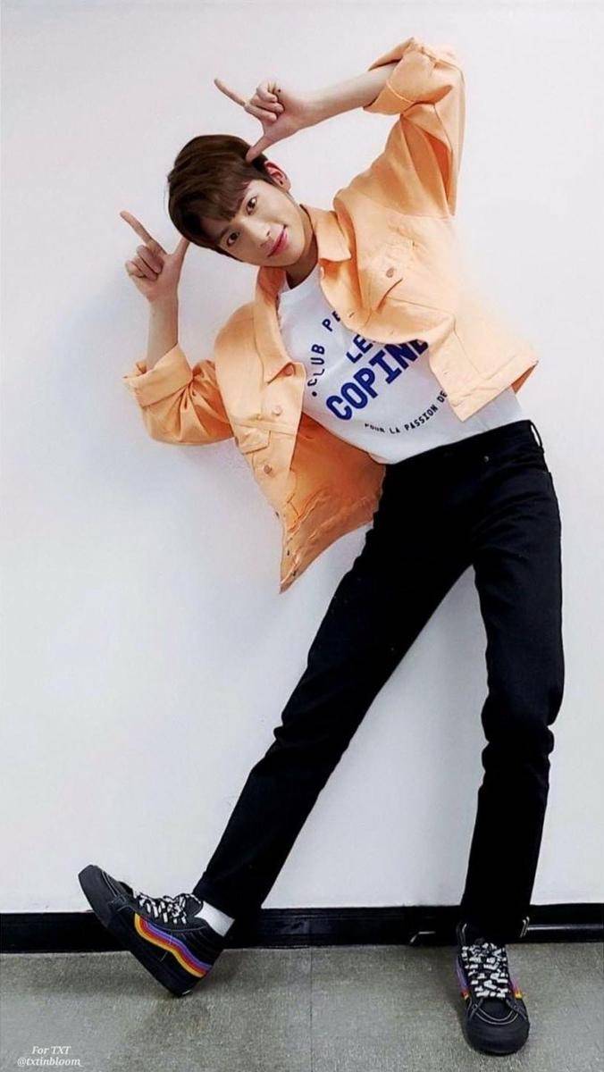 outfit warna cerah member TXT (instagram.com/txtoutfitstyle)