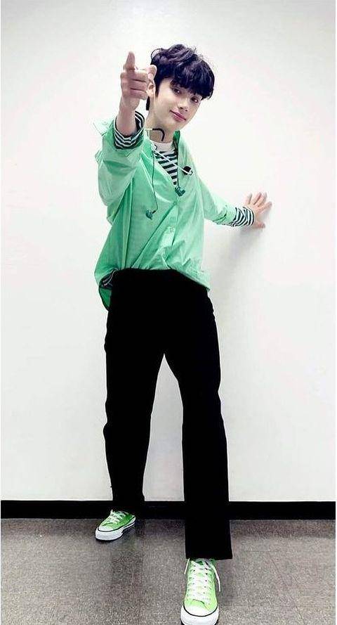 outfit warna cerah member TXT (instagram.com/txtoutfitstyle)