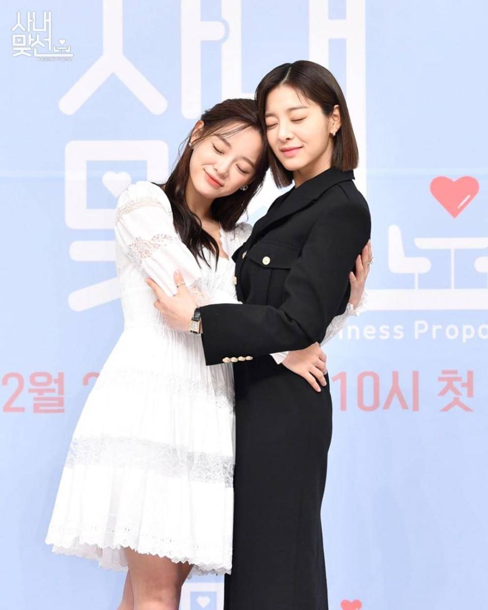 Kim Se Jeong dan Seol In Ah di press conference drama A Business Proposal (dok. SBS/A Business Proposal)