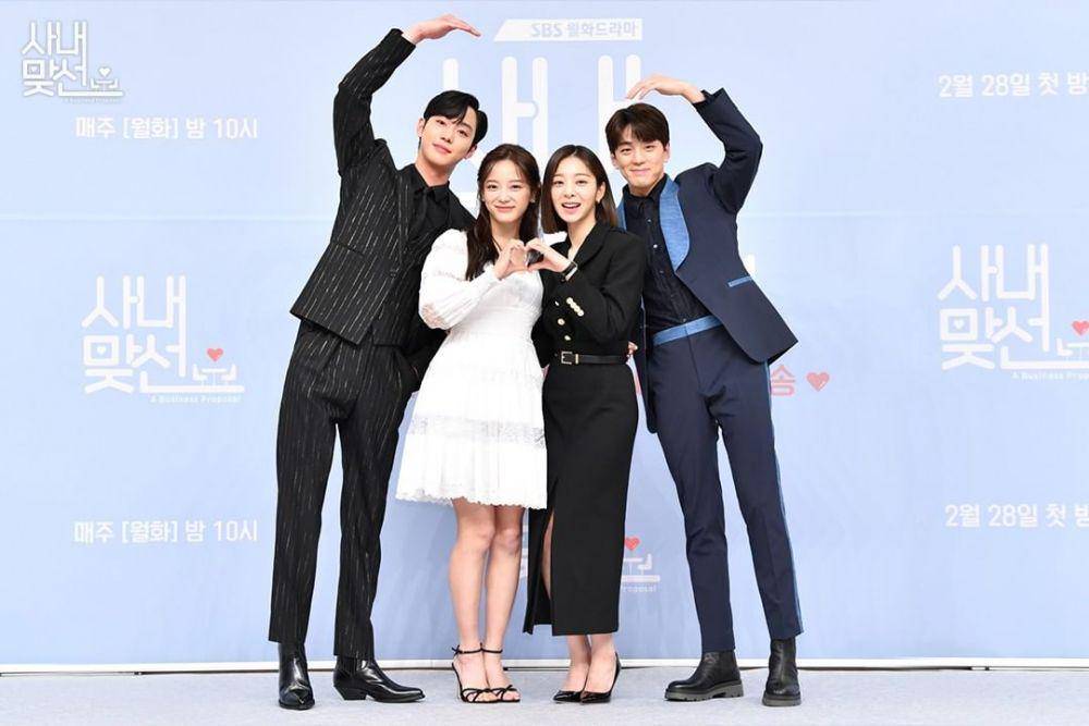 Ahn Hyo Seop, Kim Se Jeong, Seol In Ah, dan Kim Min Kyu dalam press conference drama Business Proposal (dok. SBS/Business Proposal)
