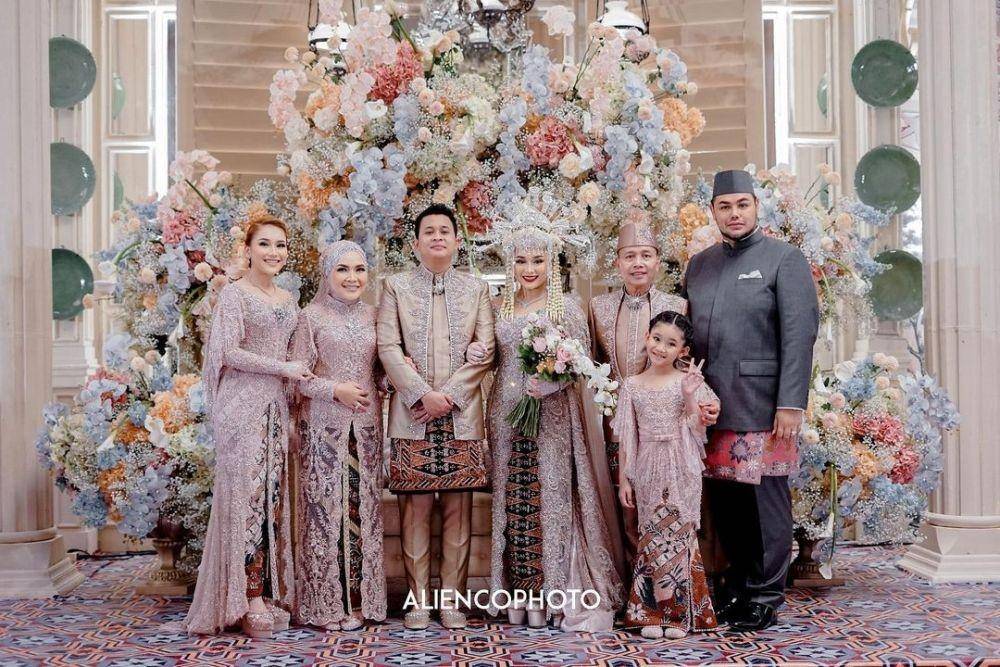 Ayu Ting Ting dan adik ipar (@aliencophoto via instagram.com/ayutingting92)