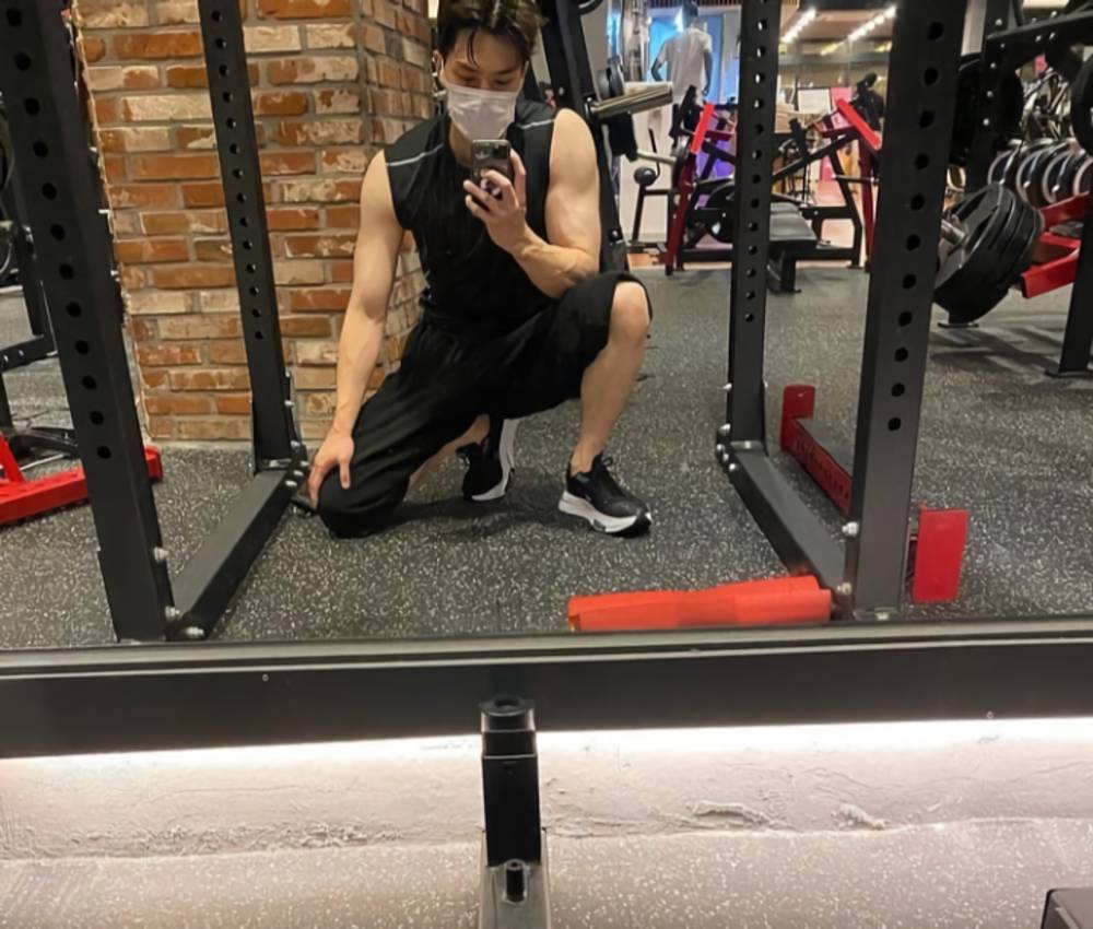 Song Kang (instagram.com/songkang_b)