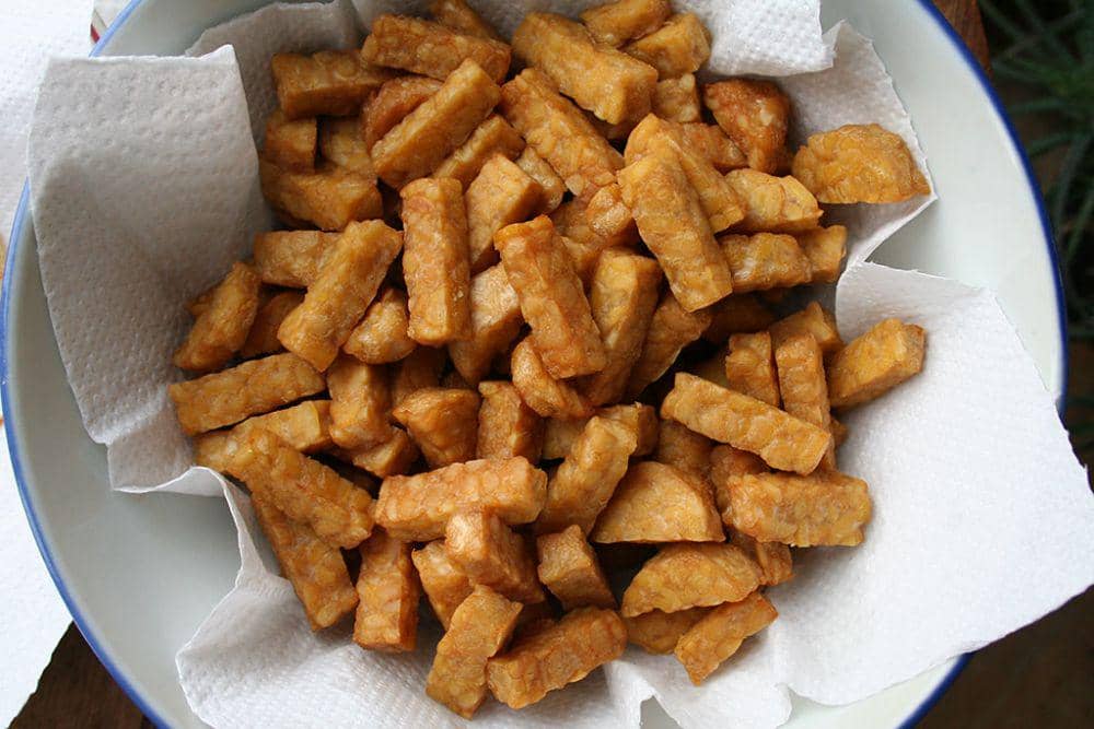 ilustrasi tempe goreng (thegluttonlife.com)