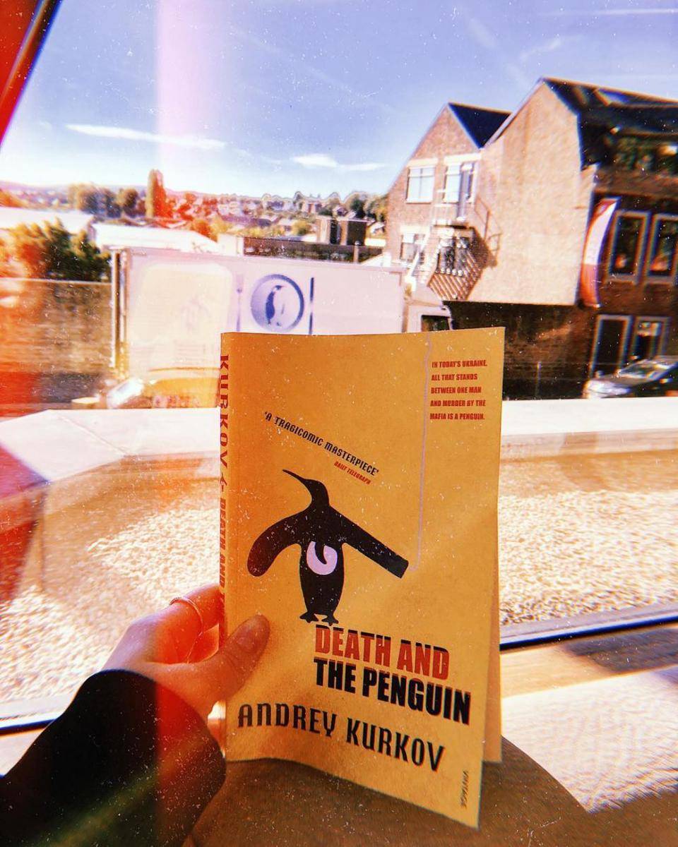buku Death and Penguin oleh Andrey Kurkov (instagram.com/charlottelunnpoet)