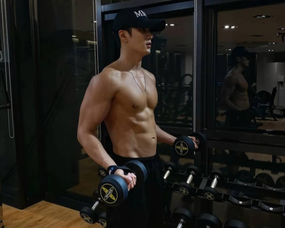 Ahn Bo Hyun (instagram.com/bohyunahn)