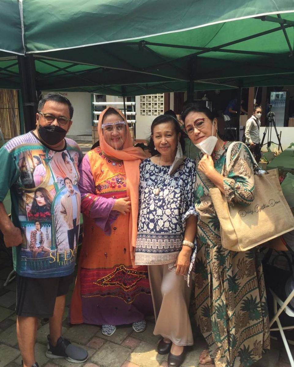 Gaya Etnik Debbie Cynthia Dewi (instagram.com/debbiecynthiadewi)
