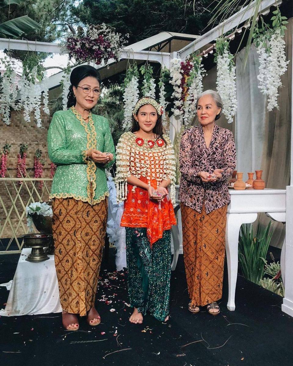 Kebaya Debbie Cynthia Dewi (instagram.com/debbiecynthiadewi)