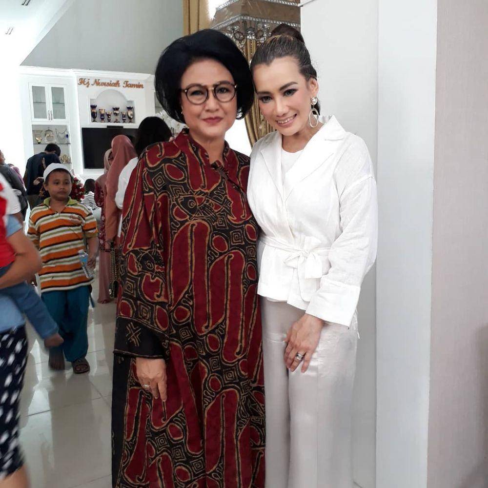 Gaya Etnik Debbie Cynthia Dewi (instagram.com/debbicynthiadewi)
