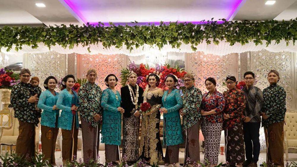 Kebaya Debbie Cynthia Dewi (instagram.com/debbiecynthiadewi)