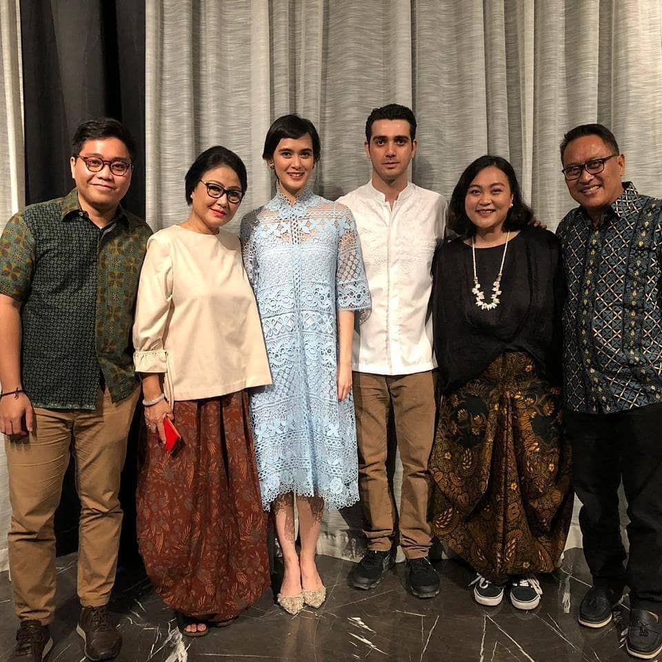 Gaya Etnik Debbie Cynthia Dewi (instagram.com/debbicynthiadewi)