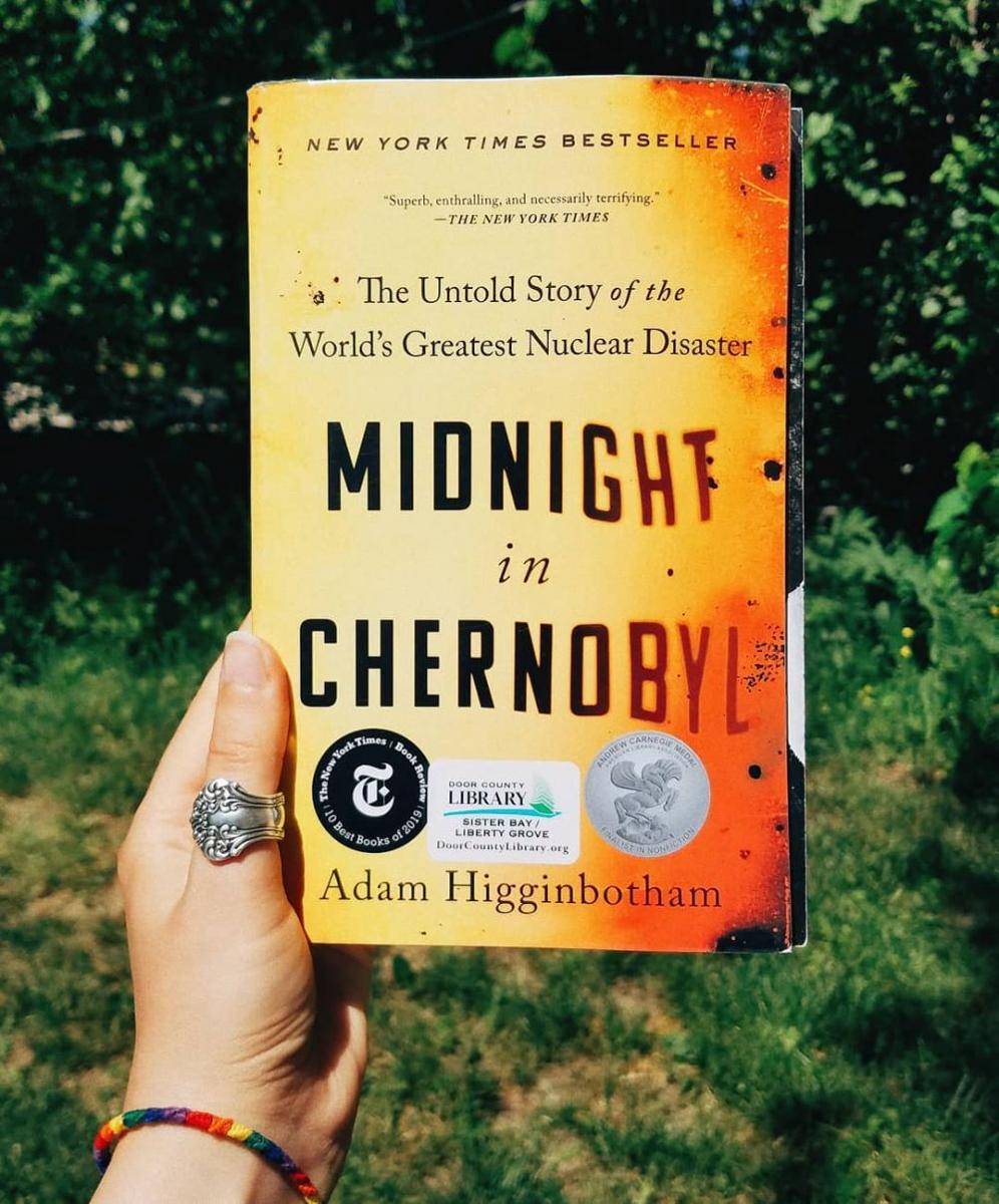 buku Midnight in Chernobyl oleh Adam Higginbotham (instagram.com/equinoxodyssey)