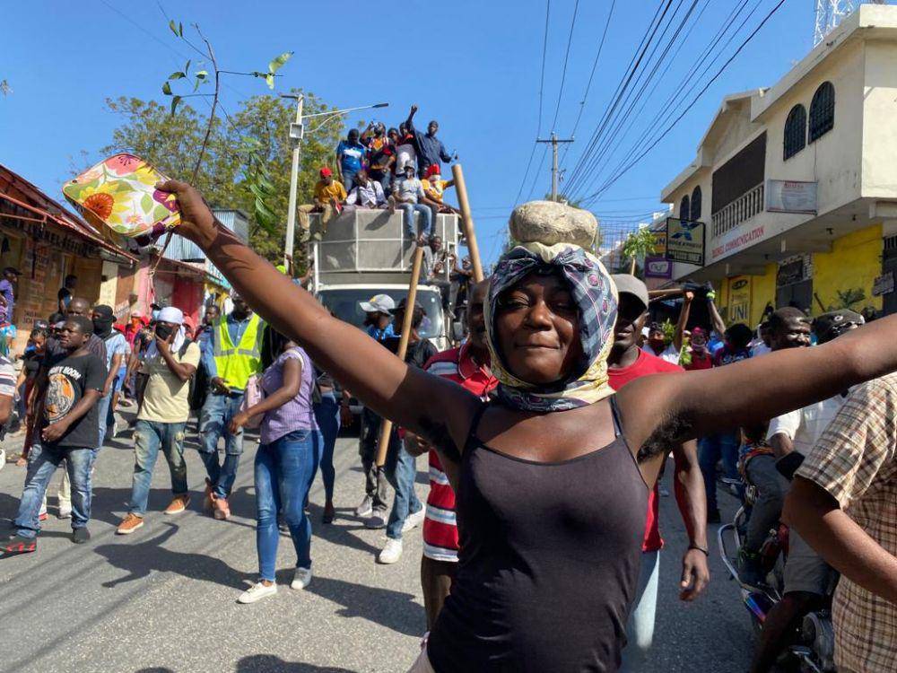 Pendemo yang melakukan aksi protes di Port-au-Prince, Haiti. (twitter.com/KJLAyiti)
