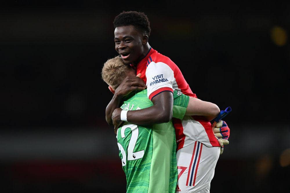 Aaron Ramsdale dan Bukayo Saka (twitter.com/premierleague)