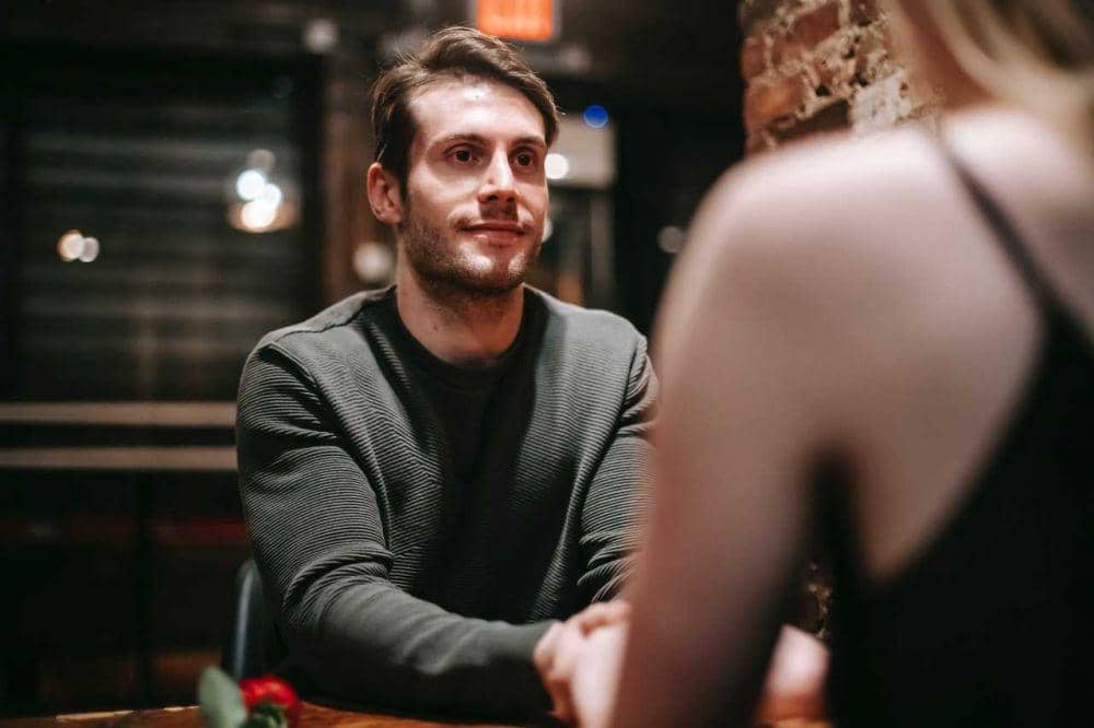 ilustrasi ngobrol sama mantan (pexels.com/Katerina Holmes)