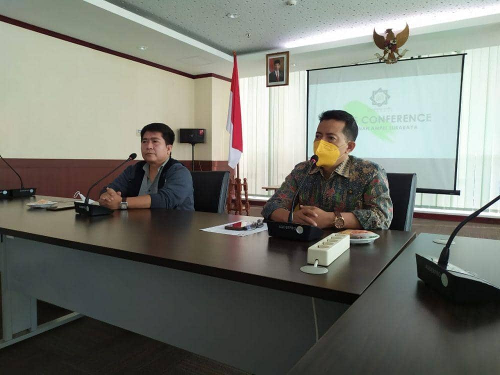 Rektor UINSA Surabaya, Prof. Masdar Hilmy saat menggelar konferensi pers di UINSA Jalan Ahmad Yani Surabaya, Jumat (25/2/2022). Dok. Istimewa.